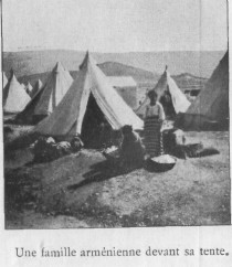 une famille arménienne devant sa tente