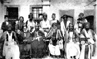 Prêtre chaldéen recevant des notables yézidis c. début du XXe siècle 