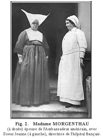 Madame MORGENTHAU (à droite) épouse de l'Ambassadeur américain, avec Soeur Jeanne (à gauche), directrice de l'hôpital français.