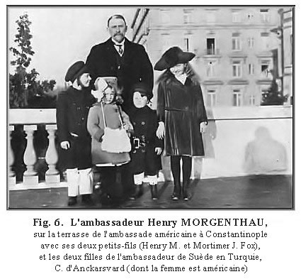 L'ambassadeur Henry MORGENTHAU, sur la terrasse de l'ambassade américaine à Constantinople avec ses deux petits-fils (Henry M. et Mortimer J. Fox), et les deux filles de l'ambassadeur de Suède en Turquie, C. d'Anckarsvard (dont la femme est américaine)