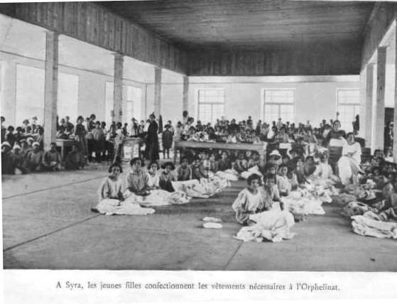 syra, jeunes filles travaillant