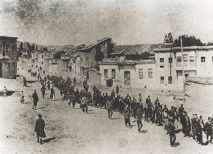 Près de Kharpout, des notables arméniens sont conduits en prison. En juin 1915 ils seront tués dans les montagnes