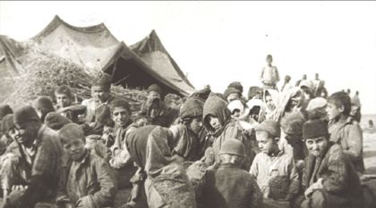 Ces   	    	enfants ont été photographiés au camp de Ras ul-Aïn   	    	par Armin Wegner, un officier de la Croix-Rouge allemande qui rapporta des  		témoignages visuels. épargnés par le gouverneur en place, ils ont tous été mis à mort par son remplaçant nommé en mars 1916 par Talaat