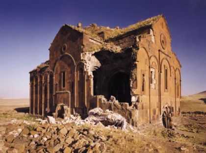 La cathédrale de la capitale médiévale arménienne, Ani, achevée en 1001, ici photographiée<BR>en 1991