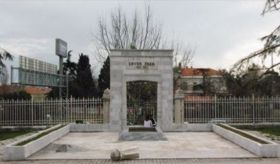 Dominant le cimetière arménien de Chichli à Istanbul, le mausolées d'Enver, édifié à un demi-siècle de distance, symbolise la continuité du négationnisme turc