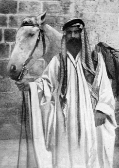 Naayem en costume de bédouin