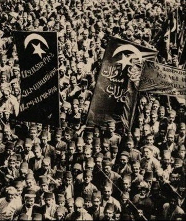 Manifestation d'espoir suite à la révolution de 1908
