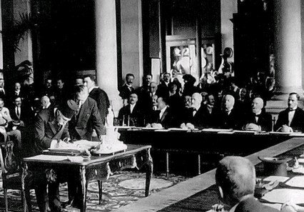 Traité de Sèvres : Délégué Turc signant