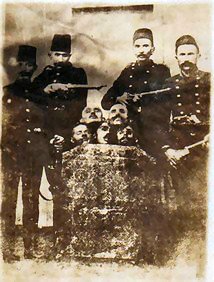 Soldats turcs devant des notables arméniens décapités