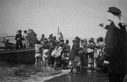 Embarquement des réfugiés arméniens de Kessab sur des navires français dans la baie de Bazit, en avril 1909