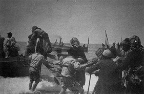 mbarquement des réfugiés arméniens de Kessab sur des navires français dans la baie de Bazit, en avril 1909. 