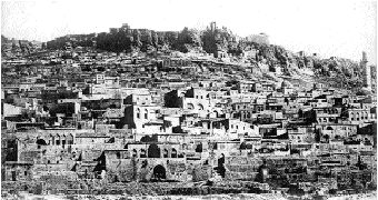 Mardin au début du XXe siècle, avec les vestiges de la citadelle