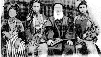 Prêtre séculier et sa famille dans la région de Mardin au début du XXe siècle