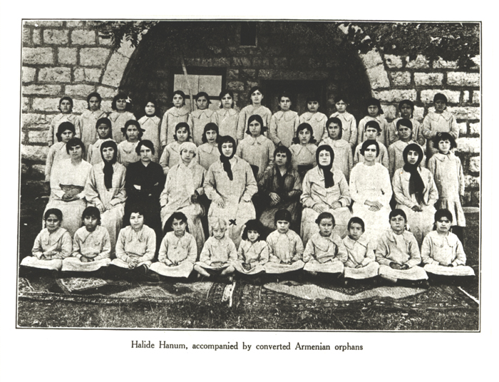 Halide Edip (au milieu, assise, désignée par une croix), entourée d’orphelins convertis de force à l’islam